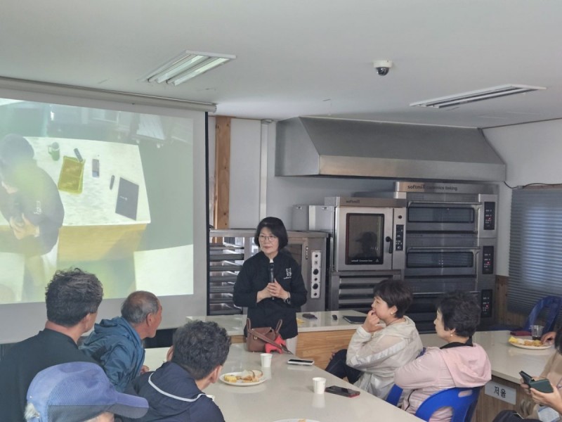 영동군마을만들기협의회 회원들과 영동군지역활성화센터 직원들이 완주에 있는 마을기업 ‘마더쿠키’에 방문해 강정래 대표와 이야기를 나누고 있다. (사진제공: 영동군지역활성화센터)