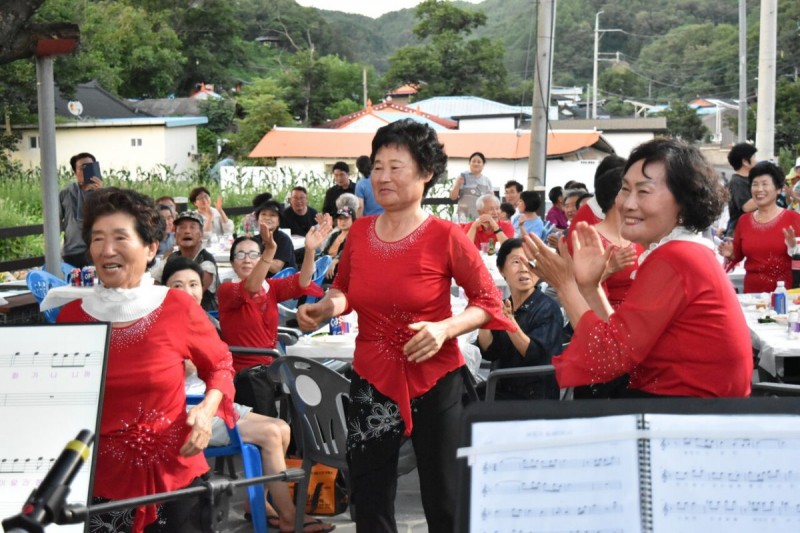 지난달 25일  ‘제4회 별빛달빛축제’가 용화면 용강리 어소마을유래비 인근 광장에서 열렸다. 이날 방문객들은 주민들이 준비한 먹거리를 즐기면서 다채로운 공연을 관람하며 이야기꽃을 피웠다.