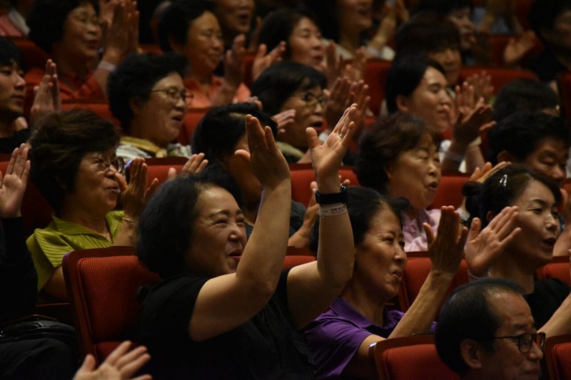 18일 ‘함께 웃는 마을을 만듭니다’를 주제로 한 이호선 교수 명사특강이 복합문화예술회관 대공연장에서 열렸다. 이번 특강은 영동읍 농촌중심지활성화사업 주민역량강화 교육 일환으로 진행됐다.