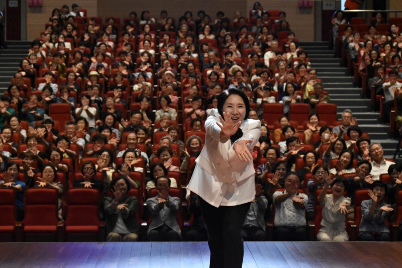 18일 ‘함께 웃는 마을을 만듭니다’를 주제로 한 이호선 교수 명사특강이 복합문화예술회관 대공연장에서 열렸다. 이번 특강은 영동읍 농촌중심지활성화사업 주민역량강화 교육 일환으로 진행됐다.