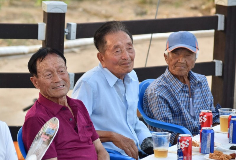 지난달 25일  ‘제4회 별빛달빛축제’가 용화면 용강리 어소마을유래비 인근 광장에서 열렸다. 이날 방문객들은 주민들이 준비한 먹거리를 즐기면서 다채로운 공연을 관람하며 이야기꽃을 피웠다.