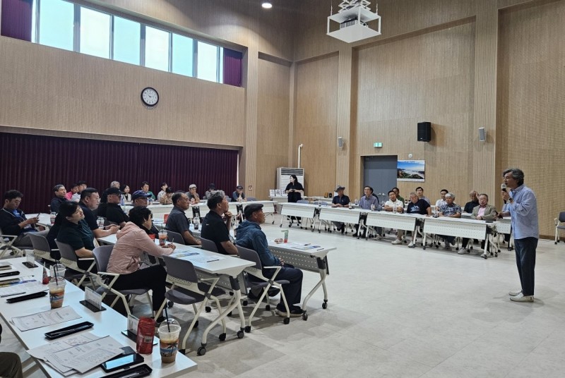 영동군마을만들기협의회 회원들과 영동군지역활성화센터 직원들이 청양군마을공동체 지원센터 노승복 센터장에게 사례 강의를 듣고 있다. (사진제공: 영동군지역활성화센터)