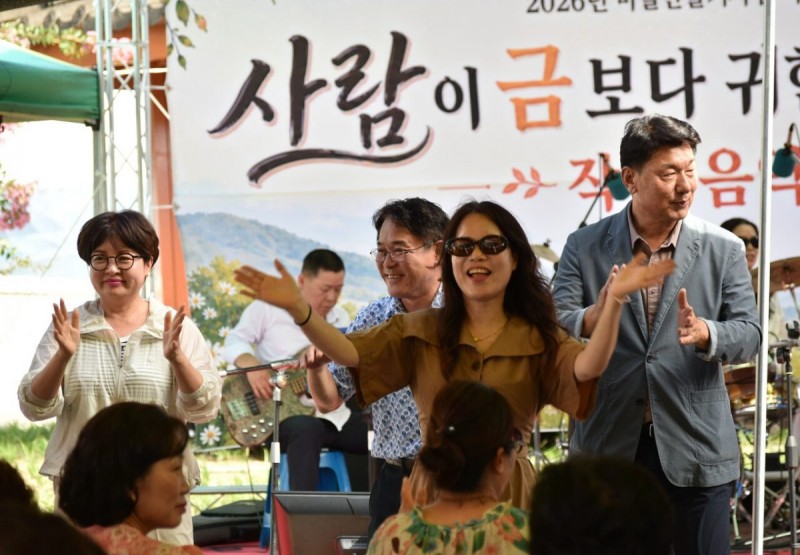 지난달 25일  ‘사람이 금보다 귀한 은편마을 작은 음악회’가 추풍령면 은편리 마을회관에서 열렸다. 이날 은편리 주민들이 준비한 트럼펫· 기타 연주, 마을 노래자랑, 주민 합창까지 다채로운 공연이 펼쳐졌다.