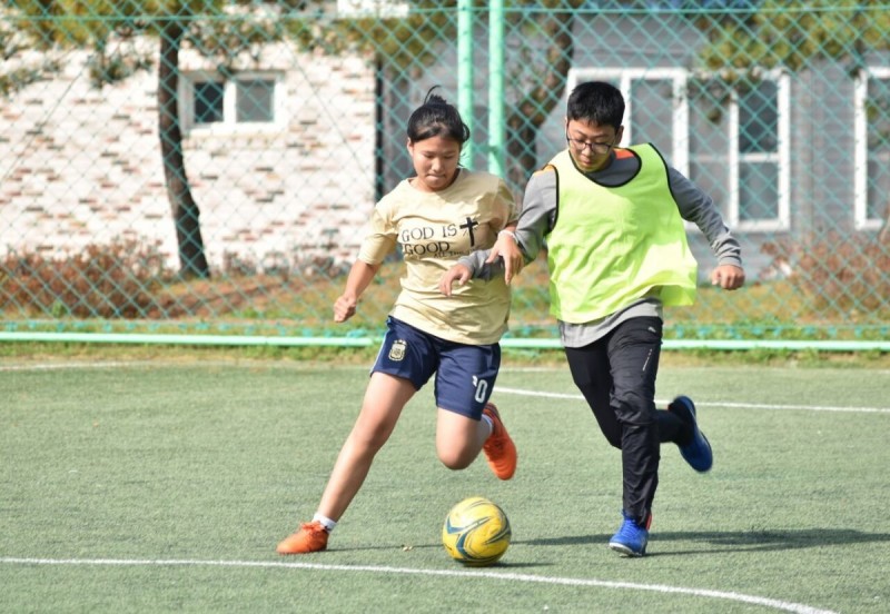 올해로 3회째 맞이한 추풍령 청소년 풋살대회가 17일 추풍령면 풋살장에서 열렸다.