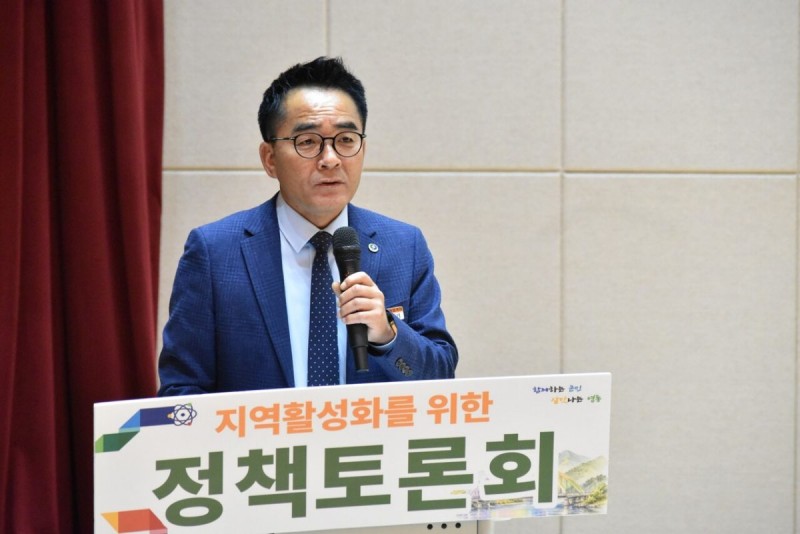 군 스마트농업과 김효기 과장이 ‘농촌 기본사회 농업에서 답을 찾다! 영동형 스마트농업의 도전’을 주제로 정책현황을 발표하고 있다. 