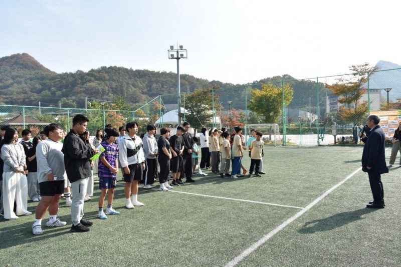 올해로 3회째 맞이한 추풍령 청소년 풋살대회가 17일 추풍령면 풋살장에서 열렸다.